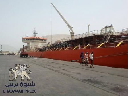 وصول ملايين اللترات النفطية من الإمارات العربية, وحضرموت ترفض ضريبة القاعدة