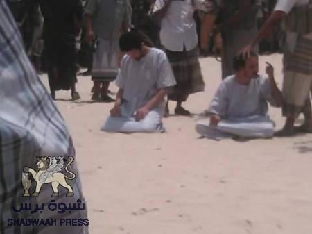 القاعدة تعدم عنصرين سعوديين من رجالها بتهمة التجسس (صور)