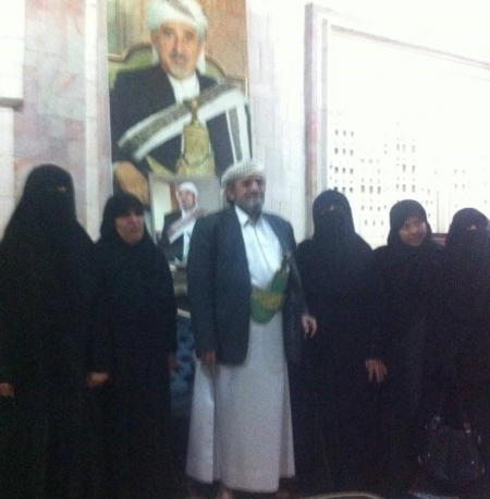 بالأمس استولى صادق الأحمر على مطار سيئون .. واليوم أخيه الأصغر يستولي على منفذ الوديعة