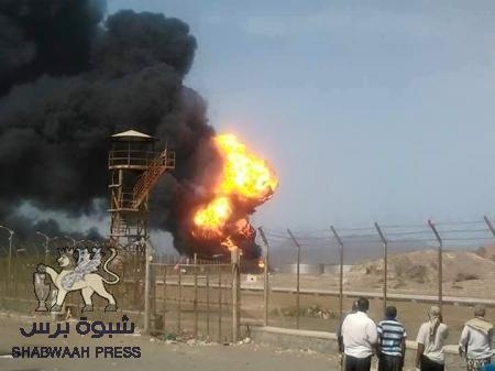 فشل محاولات إخماد حرائق خزانات ميناء الزيت بعدن والمواطنون يطلقون نداء استغاثة