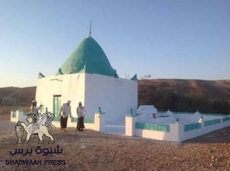 تنظيم القاعدة بالمكلا يستعد لهدم أضرحة وقباب ويحشد عدد كبير من مقاتليه في المدينة (صور)