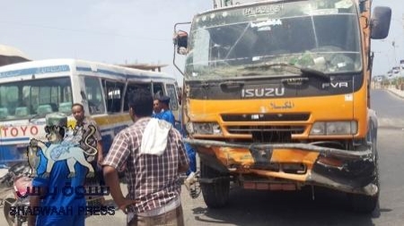 5 أصابات في حادث مروع بين حافلة نقل ركاب وشاحنة حكومية بالمكلا
