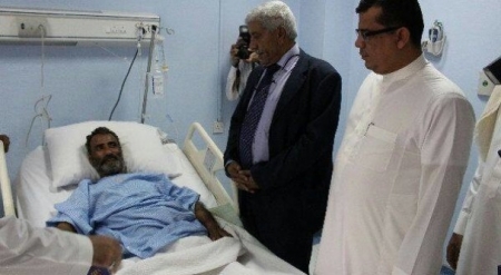 باحميد وباعوم يقومان بزيارة الجرحى في مستشفى شرورة العام