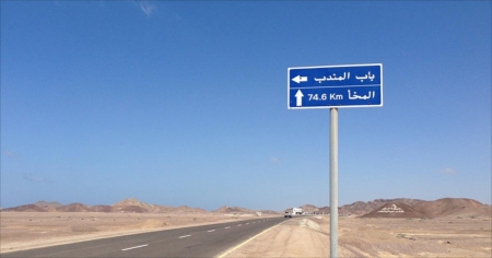 العربية: المقاومة الشعبية تستعيد مواقع على الطريق الساحلي إلى باب المندب