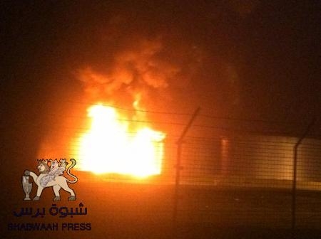 عاجل : نشوب حرائق هائلة في مصافي عدن نتيجة قصفها بصواريخ المخلوع والحوثيين (صور)