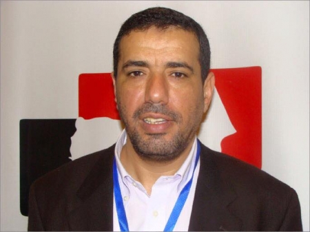 متحدث الحكومة اليمنية الرسمي يظهر عنصريته واهتمامه بالأسرى الحوثيين في عدن ويتجاهل الجنوبيين
