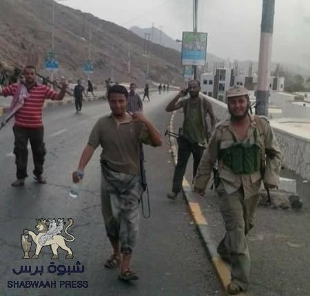 بقرابة ثلاثمائة ٣٠٠ مقاتل حلف قبائل حضرموت يشارك في معارك تحرير عدن والعند.