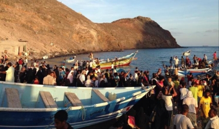 عشرات النازحين يستعدون للعودة من المكلا إلى عدن بحراً