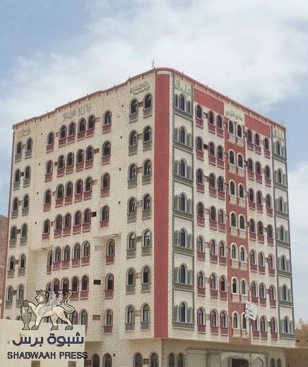 جمعية الاصلاح تطرد 330 نازحا من إحدى العمائر السكنية بسيئون