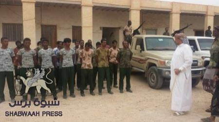 السلطان بن عفرار يتفقد معسكر القوات الأمنية لأبناء المهرة (صور)