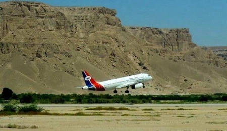 اليمنية تنزل 30 مسافرا حضرميا من سلم طائرتها