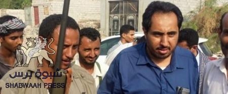 شاهد عيان: ما حصل في مكتب محافظة عدن إنفجار سلاح لأحد الحرّاس