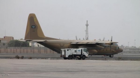 طائرات أباتشي بمطار صافر وقوة سعودية بعدن