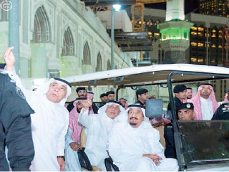 خادم الحرمين يتفقد موقع سقوط الرافعة ويؤكد أن نتائج التحقيق ستعلن وتطمين للعالم الاسلامي: موسم الحج لن يتأثر
