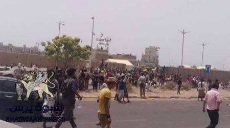 متظاهرون في عدن يحاصرون مقر حكومة بحاح