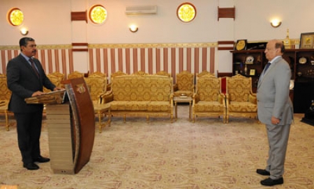 غياب بحاح عن استقبال الرئيس هادي : سوء أدب أم جهل بالبروتوكول