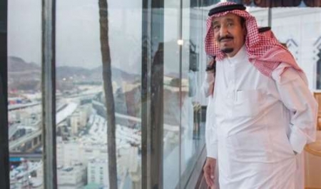خادم الحرمين يتفقد مشعر منى للاطمئنان على راحة الحجاج