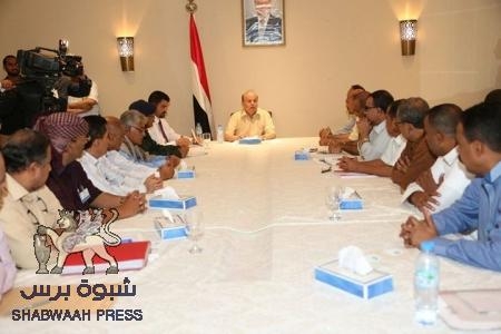 الرئيس هادي يلتقي قيادات المكتب التنفيذي والسلطة المحليه بعدن