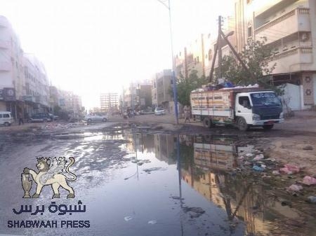 عدن تغرق بمياة المجاري والحكومة إذن من طين وأخرى من عجين (صور)
