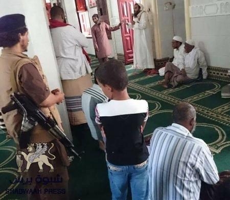 أبناء المكلا يمنعون خطيبا من تنظيم القاعدة من صعود منبر خطبة الجمعة (صور)