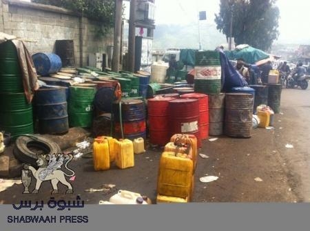 قيادي بالمقاومة الجنوبية يكشف عن بيع شركة النفط مشتقات الديزل بعدن في السوق السوداء