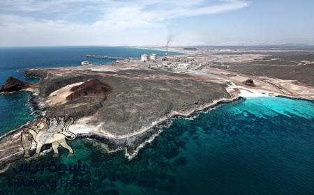 اللجان الأهلية والمقاومة في ميناء بلحاف توقف سفينة هندية في عرض البحر