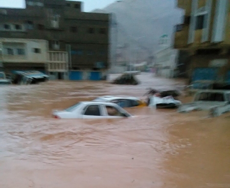 سكاي نيوز: تشابالا يجتاح المكلا بالسيول ويشل الحياة فيها