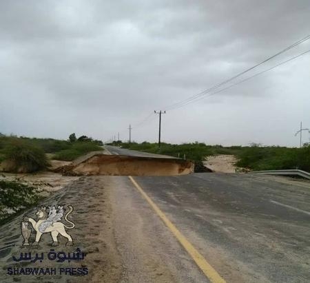 اليوم بدأ العمل في إصلاح الطريق الساحلي عرقه-العين من أضرار تشابالا