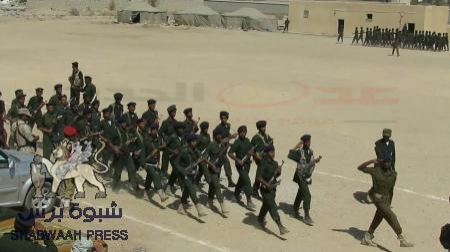 جنود محور عتق يستلمون مرتباتهم لشهرين يوم أمس