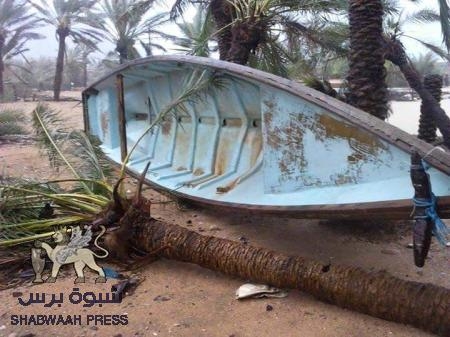 اللجنة العليا الطوارئ تستقبل ٩٠ صياداً في ميناء الشحر تعرضت قواربهم للغرق