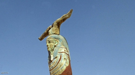ألماني ينفذ وصية أمه ويعيد تمثالا لمصر