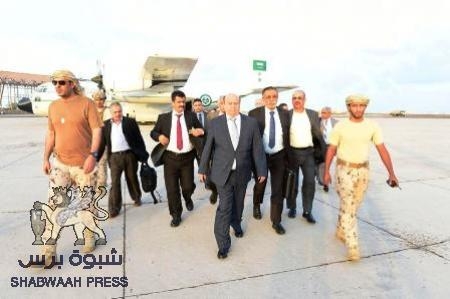وصول الرئيس هادي صباح اليوم الى عدن مع عدد من المسئولين (صور)