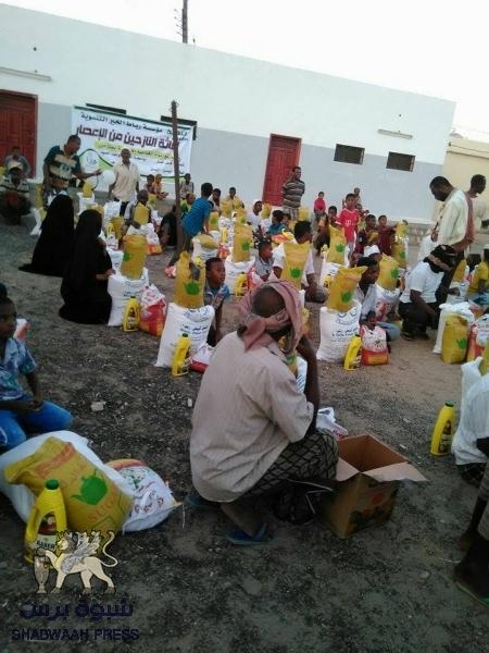 يستهدف 111 أسرة نازحة بمواد غذائية أساسية : رباط الخير تنفذ مشروع إغاثة النازحين من الإعصار في محافظة أبين