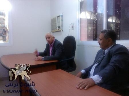 وزير الخارجية اليمني يلتقي موظفين ديوان الوزارة بعد وغادر إلى أبو ظبي بزيارة رسمية