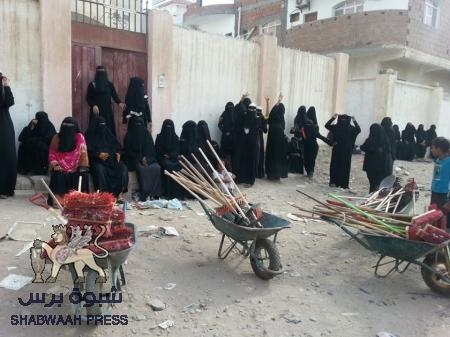 مؤسسة السناء تدشن حملة نظافة مجتمعية لمنطقة الممدارة بعدن