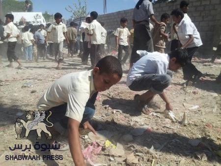 تلاميذ شبوه ينظفون عاصمة محافظتهم