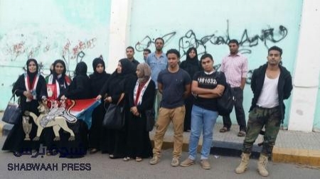 وقفة إحتجاجية صامته لإستشهاد الرجل البطل محافظ عدن ومرافقيه بالعاصمة عدن.
