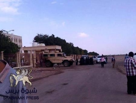 عصابة من البلاطجة تغلق إحدى الكليات الجامعية في عدن