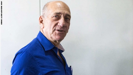 محاكمة مسئولين يمنيين : الحكم بالسجن على رئيس وزراء إسرائيل السابق بعد إدانته بتهم فساد ..