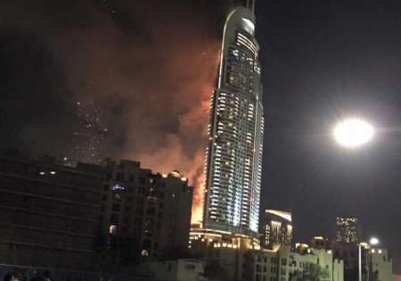 حريق هائل يلتهم أحد أكبر فنادق مدينة دبي