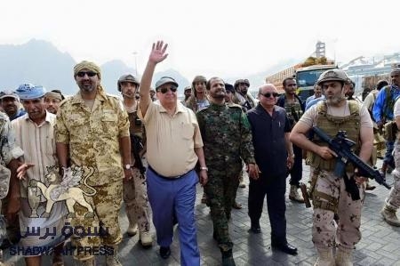 الرئيس هادي ومحافظ مدير الشرطة يزوران ميناء المعلا (صور)