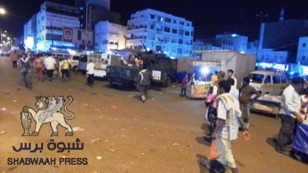 المقاومة الجنوبية تداهم سوق السلاح بالشيخ عثمان وتتوعد بائعيه بالملاحقة والاحتجاز