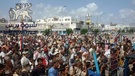أبناء الجنوب يحتشدون بالآلاف في ساحة العروض بخورمكسر(صور)