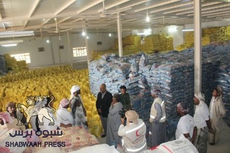 الهلال الأحمر الإماراتي يدشن توزيع 40 الف سلة غذائية لوادي حضرموت