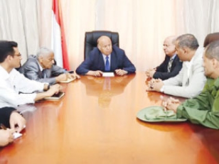 هادي يترأس اجتماعاً استثنائياً مغلقاً لمناقشة التحديات الأمنية بعدن