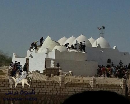 قاعدة المكلا تهدم قباب أثرية بمدينة الشحر (صور)