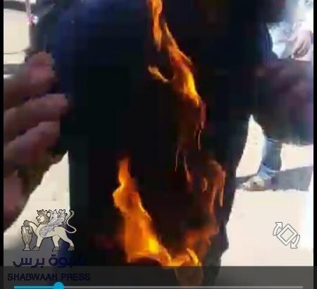 جريح جنوبي يحرق نفسه امام السفارة اليمنية بالسودان