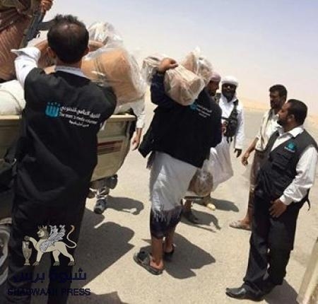 الشيخ الصريمة يقدم مساعدات عينية لفريق حماية طريق العبر عتق