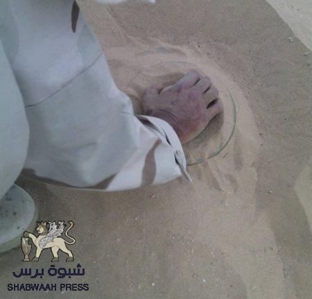 بعد منع كاسحات الألغام عنهم : أبناء شبوه يزيلون الألغام بطرقتهم الخاصة