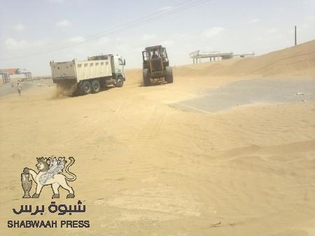 بناءً على توجيهات الرئيس هادي.. المؤسسة العامة للطرق لحج تبدأ بإزالة الكثبان الرملية بطريق الحسيني
